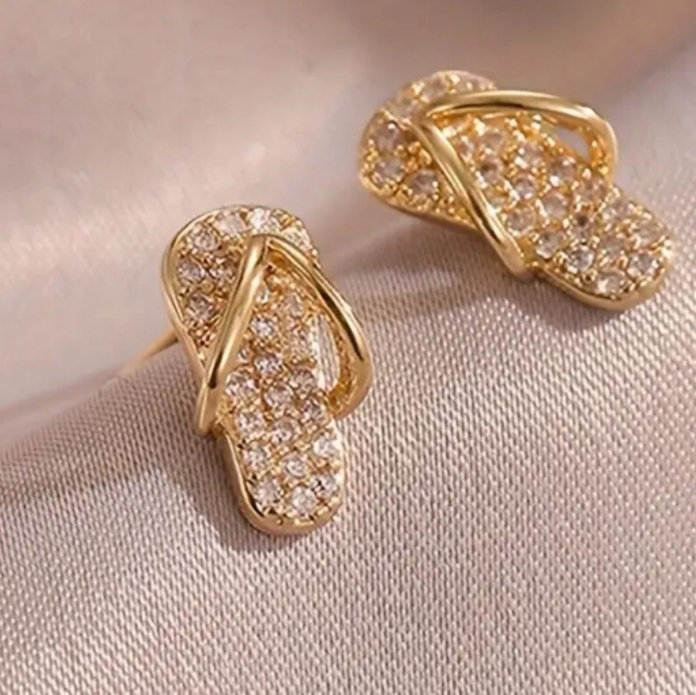GIVEAWAY - FLIP FLOP Rhinestone stud earrings gold tone